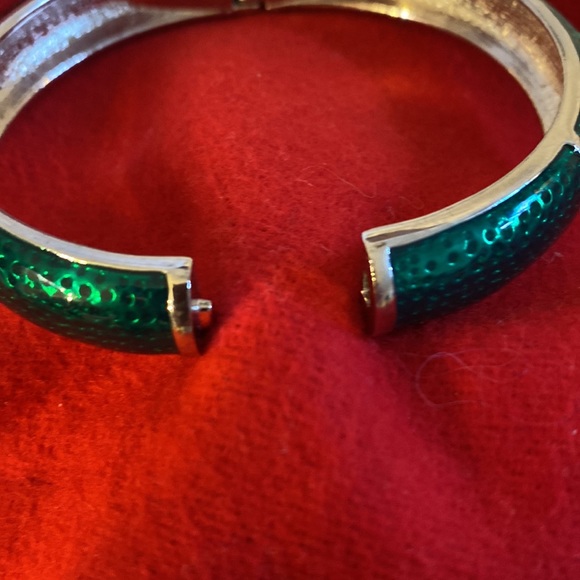 INDEPENDENT ENAMELED LEAVES GREEN WHITE HINGED BANGLE BRACELET - Picture 3 of 5